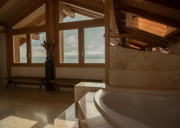 Lakeside With Panorama View Apartment